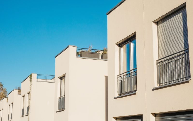 detailed-view-of-modern-white-townhouses-2026-01-09-13-08-24-utc